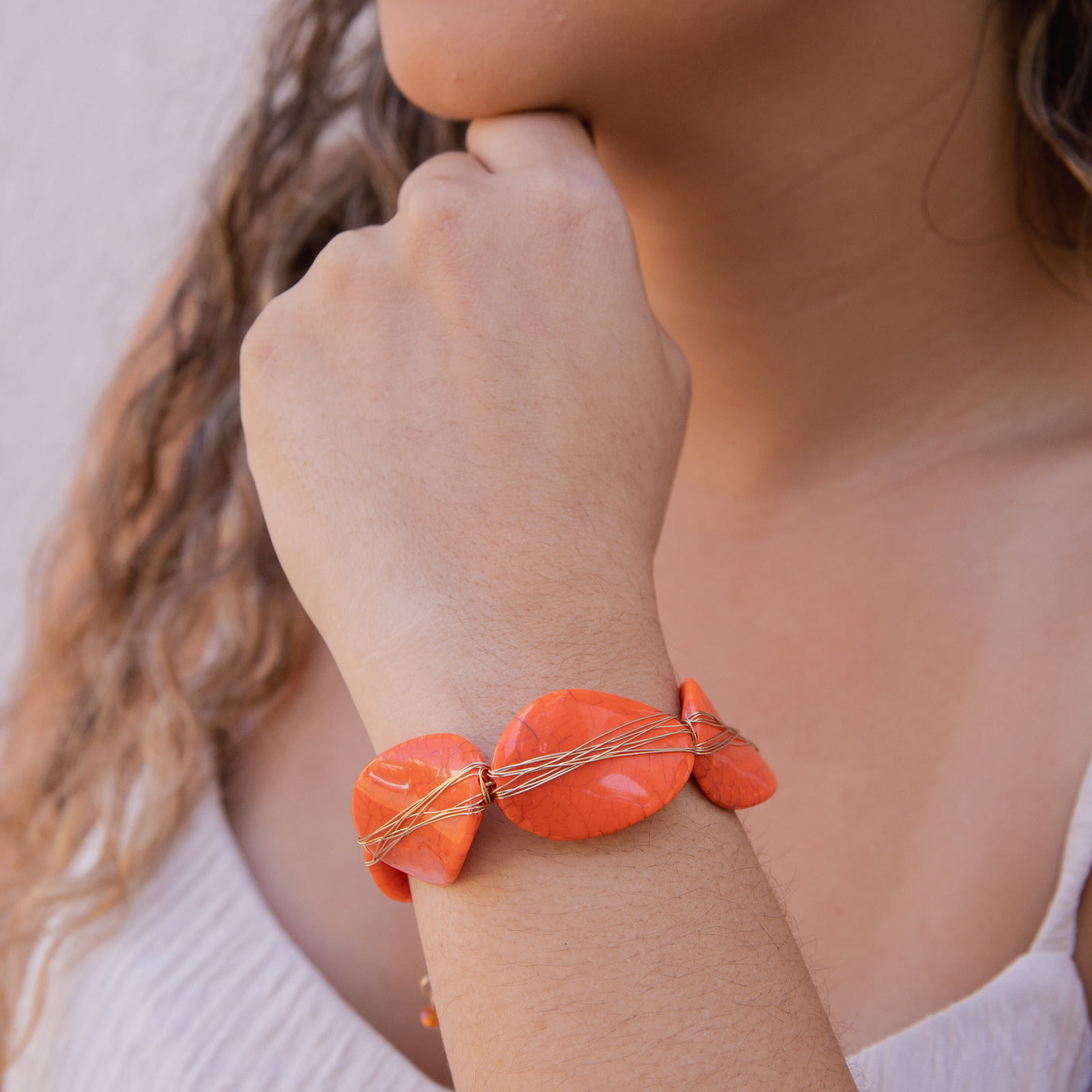 Pulseira bordada a mão com resinas laranja craquelada folheado em ouro 18k   402210000000003