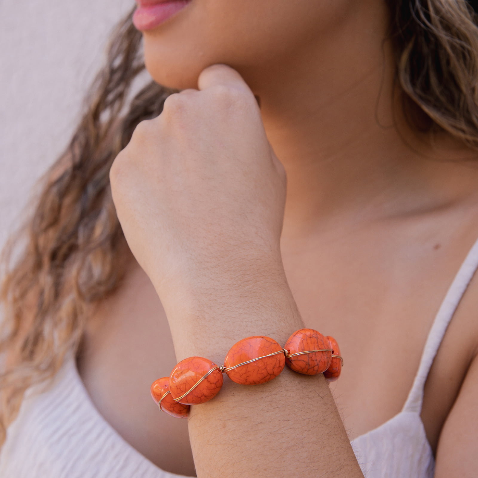 Pulseira bordada a mão com resinas laranja craquelada folheado em ouro 18k   402210000000005