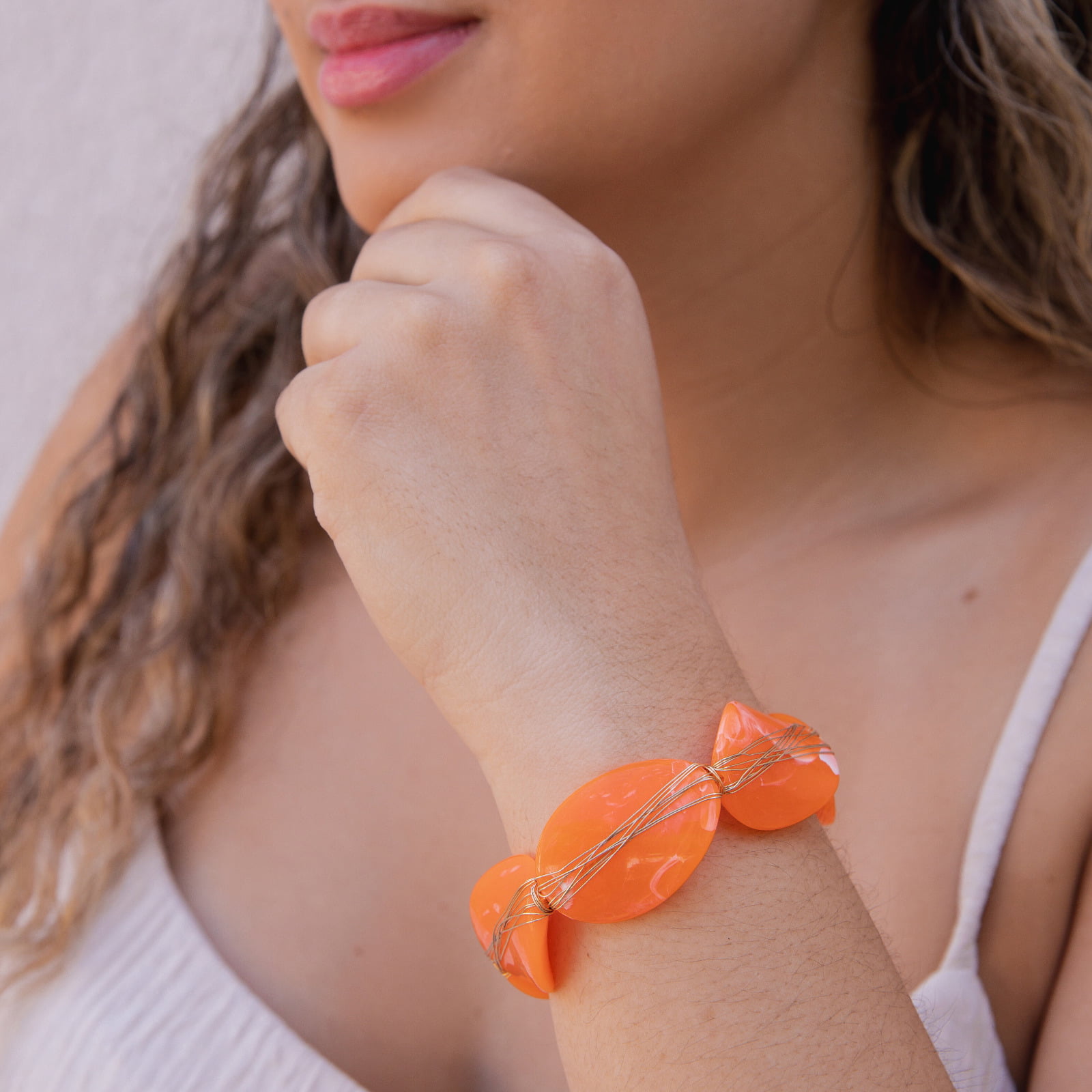 Pulseira bordada a mão com resinas laranja folheado em ouro 18k   402210000000006