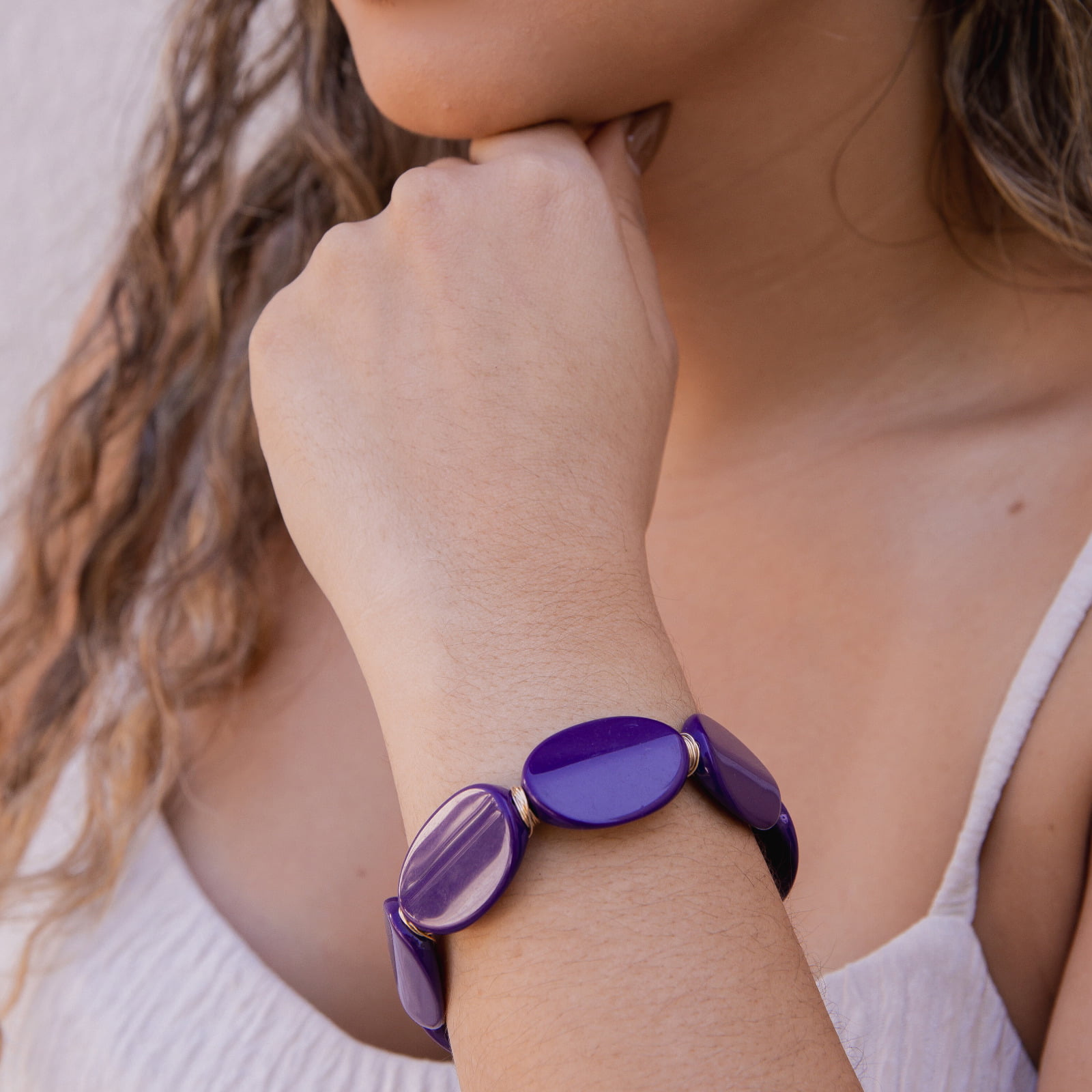 Pulseira bordada a mão com resinas roxas folheado em ouro 18k   402120000000004