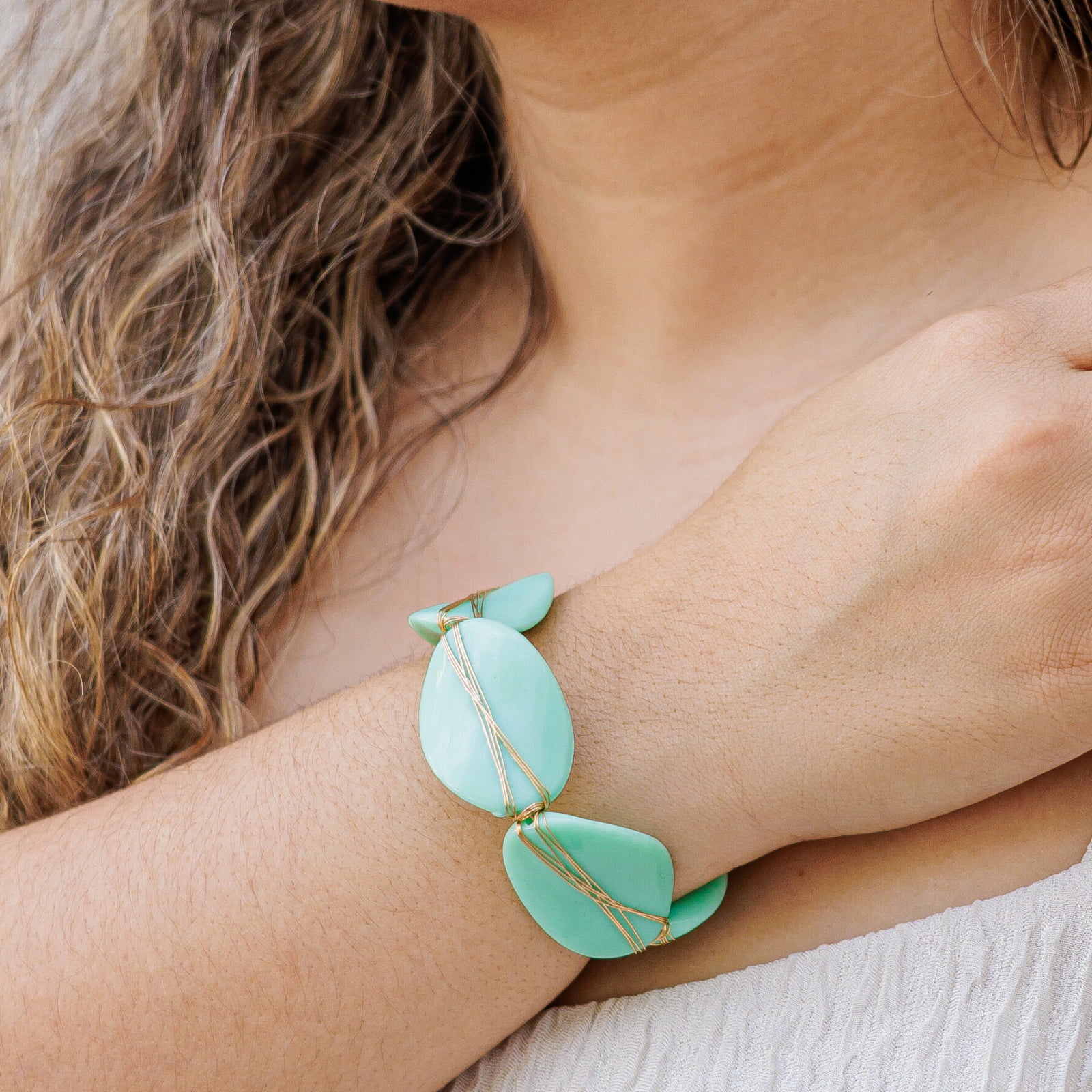 Pulseira bordada a mão com resinas verdes folheado em ouro 18k 402150000000015