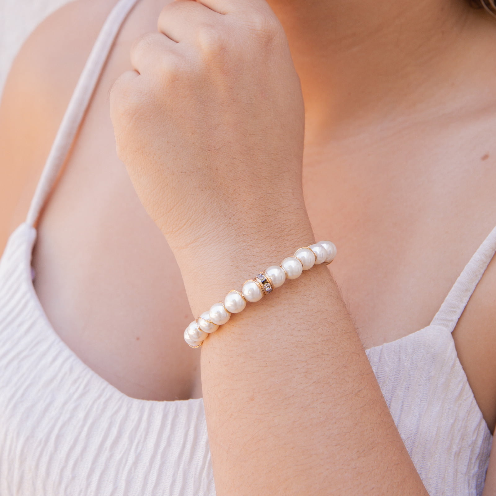 Pulseira com resinas pérola ABS pérola e strass folheado em ouro 18k 402140000000009