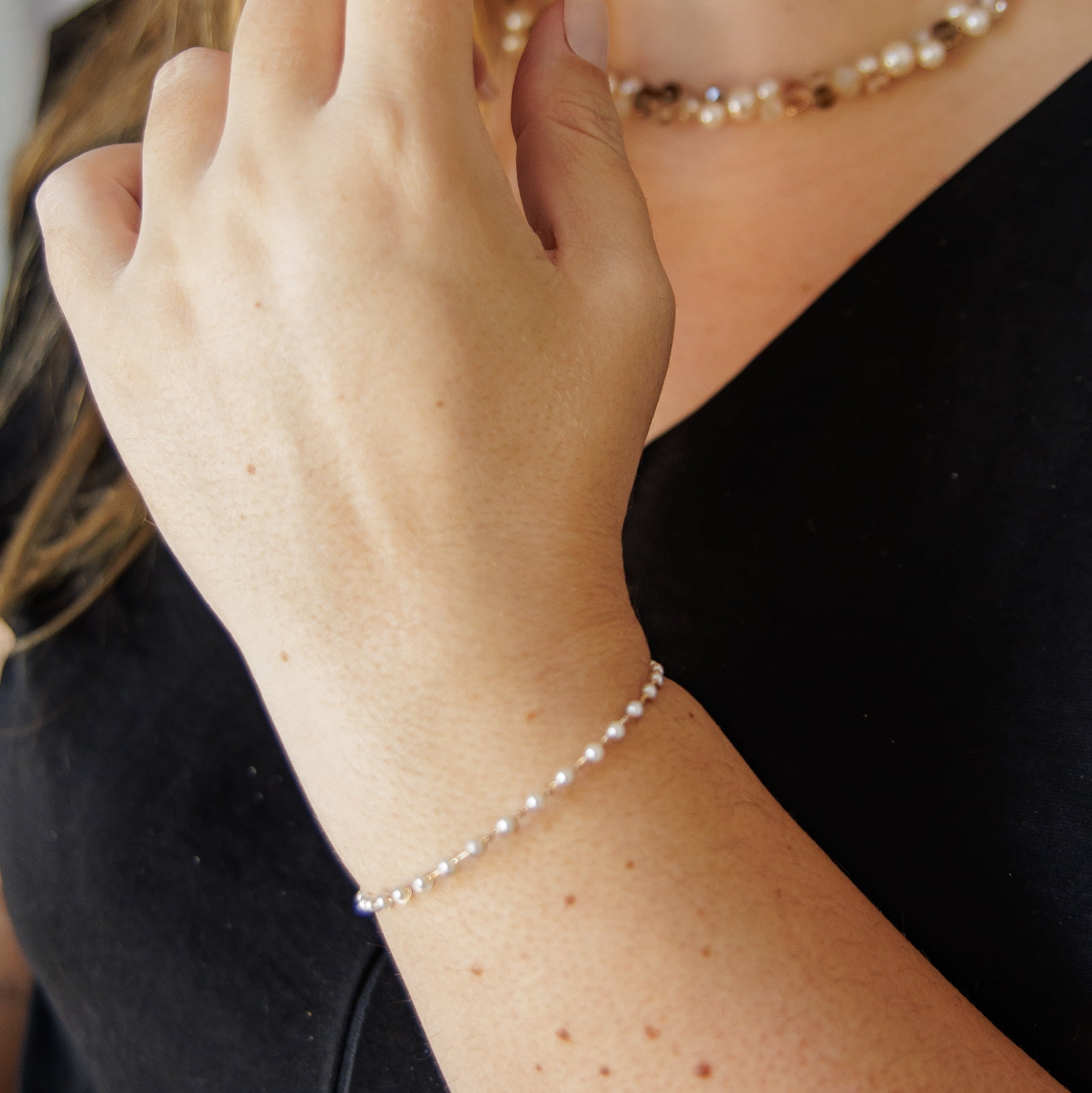 Pulseira com resinas pérolas folheado em ouro 18k 402140000000010
