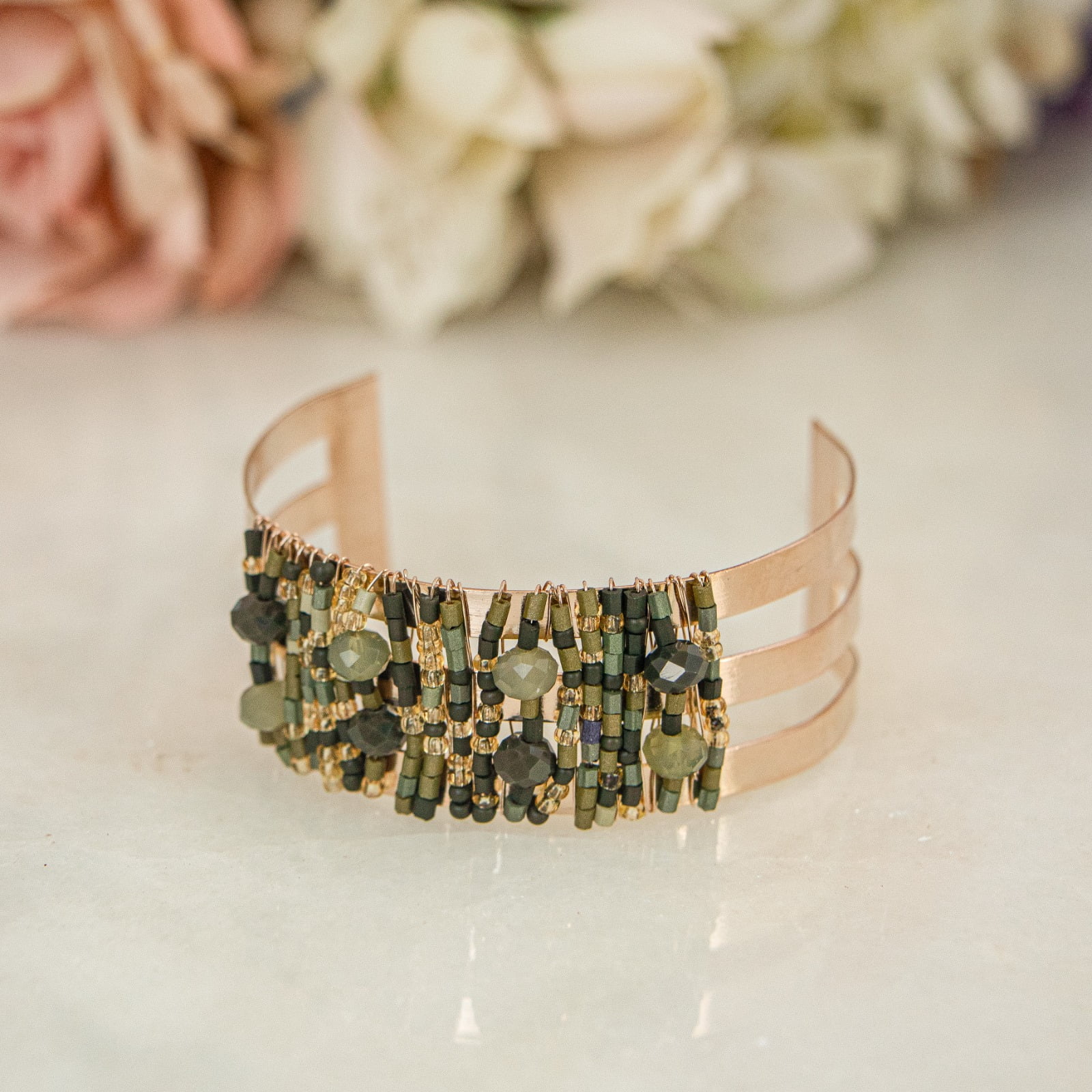 Bracelete com mix de vidrilhos em tons de verde militar folheado em ouro 18k  