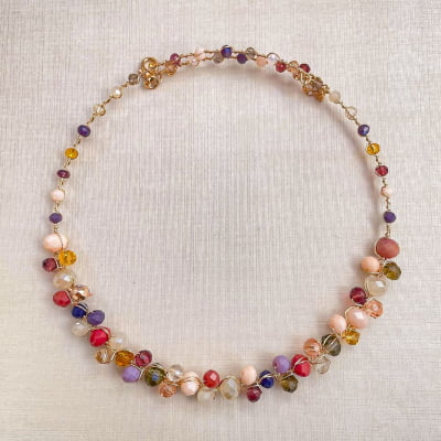 Colar bordado a mão com mix de cristais folheado em ouro 18k  502120000000005