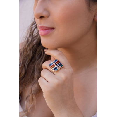 Anel bordado a mão com cristais coloridos, vidrilhos coloridos e strass, folheado em ouro 18k 302110000000098