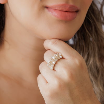 Anel bordado a mão com cristais tons nude e perola, folheado em ouro 18k 302130000000050 Anel bordado a mão com cristais tons nude e perola, folheado em ouro 18k 302130000000050