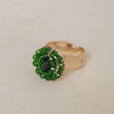 Anel bordado a mão com cristais verdes folheado em ouro 18k 302150000000037