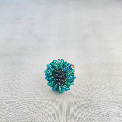 Anel bordado a mão com mix de contas de vidro em tons de verde e azul e folheado em ouro 18k  302150000000033