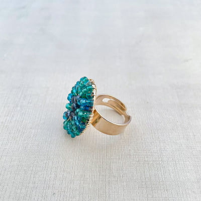 Anel bordado a mão com mix de contas de vidro em tons de verde e azul e folheado em ouro 18k  302150000000033