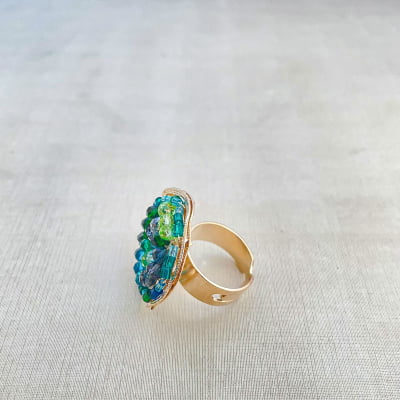 Anel bordado a mão com mix de contas de vidro em tons de verde e azul e folheado em ouro 18k 302150000000036