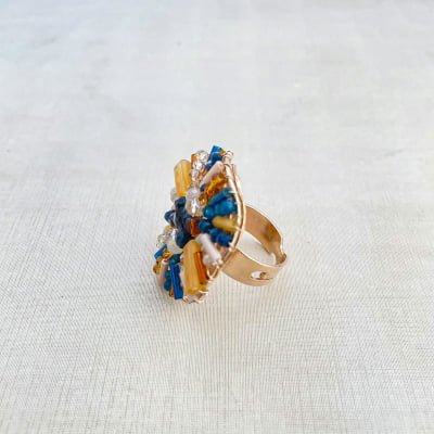Anel bordado a mão com mix de contas de vidros e cristais coloridos e folheado em ouro 18k 302110000000092