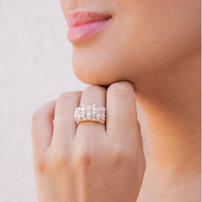 Anel bordado com cristais tons nude e resinas perolas folheado em ouro 18k 302130000000048