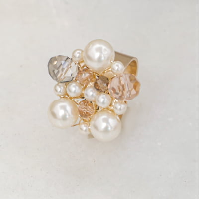 Anel com cristais e resinas pérolas e strass folheado em ouro 18k  302140000000023