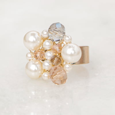 Anel com cristais e resinas pérolas e strass folheado em ouro 18k  302140000000023