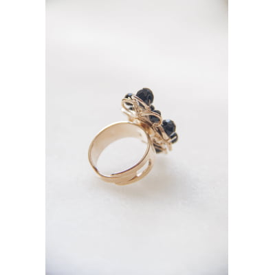 Anel com cristais preto folheado em ouro 18k 3022000000000027 Anel com cristais preto folheado em ouro 18k 3022000000000027