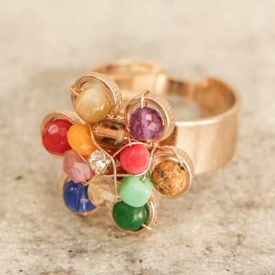 Anel com cristais coloridos, strass e jades coloridas e folheado em ouro 18k 