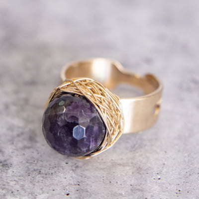 Anel com pedra natural ametista  folheado em ouro 18K  302120000000003