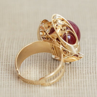 Anel com pedra natural jade vinho folheado em ouro 18K 
