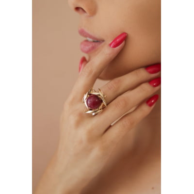 Anel com pedra natural jade vinho folheado em ouro 18K 