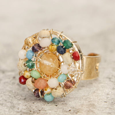 Anel com pedra natural quartzo rutilado e cristais folheado em ouro 18k