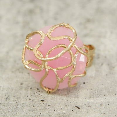 Anel com resina em tom rosa folheado em ouro 18k 