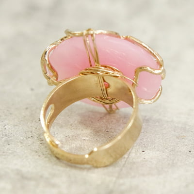 Anel com resina em tom rosa folheado em ouro 18k 