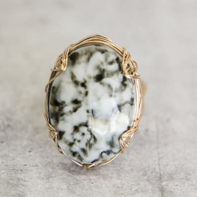 Anel com resina cinza manchada folheado em ouro 18k 