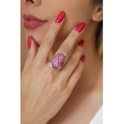 Anel com resina roxa folheado em ouro 18k 