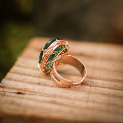 Anel com resina verde folheado em ouro 18k 