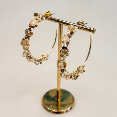 Brinco de argola com cristais e vidrilhos tons marrom folheado em ouro 18k 202130000000237