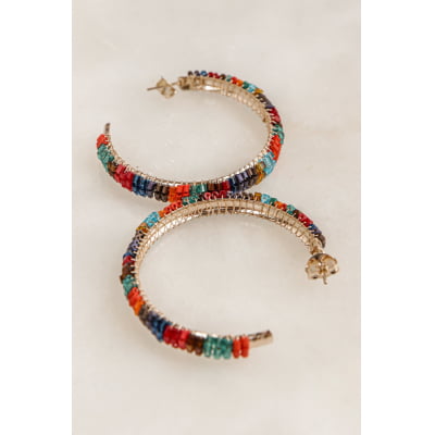 Argola com contas de vidro coloridas folheado em ouro 18k