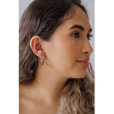 Brinco de argola bordado a mão com mix de cristais coloridos folheado em ouro 18k