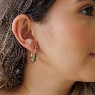 Brinco de argola bordado a mão com mix de cristais coloridos folheado em ouro 18k