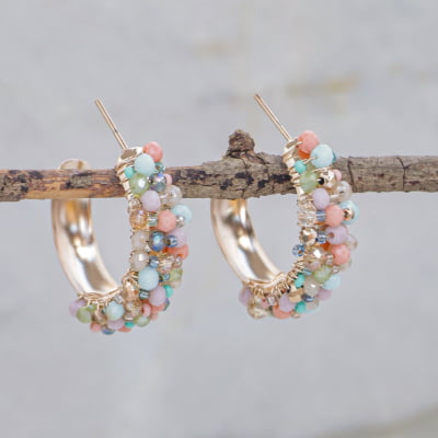 Brinco de argola bordado a mão com mix de vidrilhos coloridos e folheado em ouro 18k   202110000000464