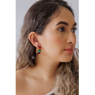 Brinco de argola bordado a mão com mix devidrilhos coloridos folheado em ouro 18k