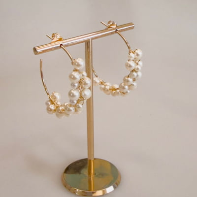 Brinco estilo argola bordado a mão com pérolas de agua doce e resinas perolas folheado em ouro 18k  202140000000118