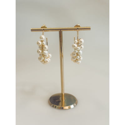 Brinco estilo argola bordado a mão com pérolas de agua doce e resinas perolas folheado em ouro 18k  202140000000118