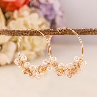Brinco estilo argola com fecho flip bordado a mão com pérolas ABS e cristais nude, folheado em ouro 18k