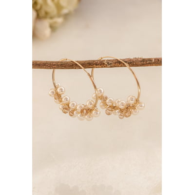 Brinco estilo argola com fecho flip bordado a mão com pérolas ABS e cristais nude, folheado em ouro 18k