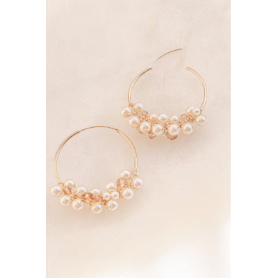 Brinco estilo argola com fecho flip bordado a mão com pérolas ABS e cristais nude, folheado em ouro 18k
