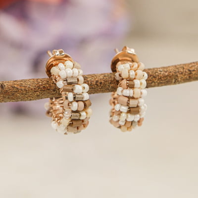 Brinco mini argola com  contas de vidro em tons de nude, folheado em ouro 18k   