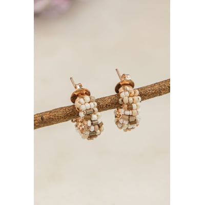 Brinco mini argola com  contas de vidro em tons de nude, folheado em ouro 18k   