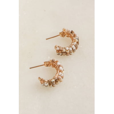 Brinco mini argola com  contas de vidro em tons de nude, folheado em ouro 18k   