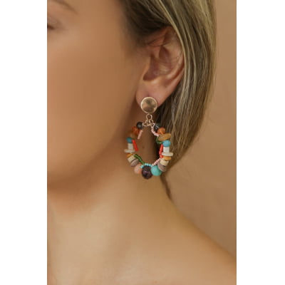 Brinco bordada com mix de cristais coloridos e madeira filipina, folheado em ouro 18k  