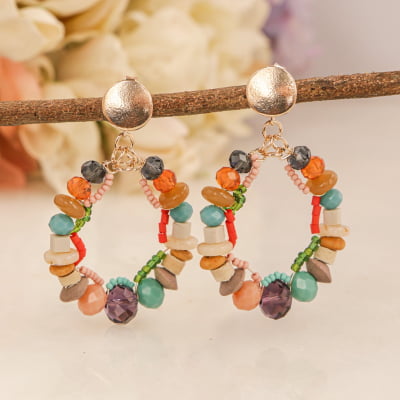 Brinco bordada com mix de cristais coloridos e madeira filipina, folheado em ouro 18k  