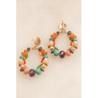 Brinco bordada com mix de cristais coloridos e madeira filipina, folheado em ouro 18k  