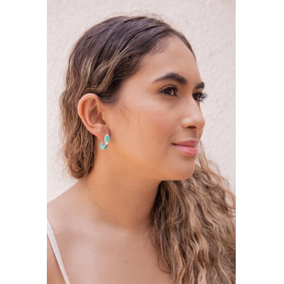 Brinco bordado a mão com contas de vidro em tom de azul folheado em ouro 18k 202170000000200