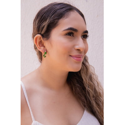 Brinco bordado a mão com contas de vidro em tom verde folheado em ouro 18k 202150000000154