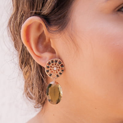 Brinco bordado a mão com contas de vidro, resina e criatal em tom verde folheado em ouro 18k 202150000000155